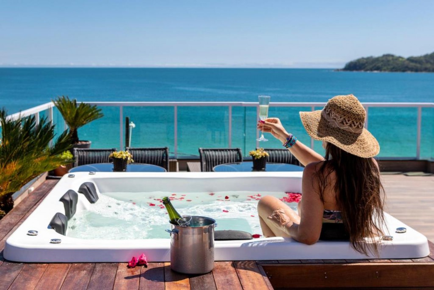 DEPTO DOS (02) DORMITORIOS, en Pousada Frente al Mar, con Desayuno.