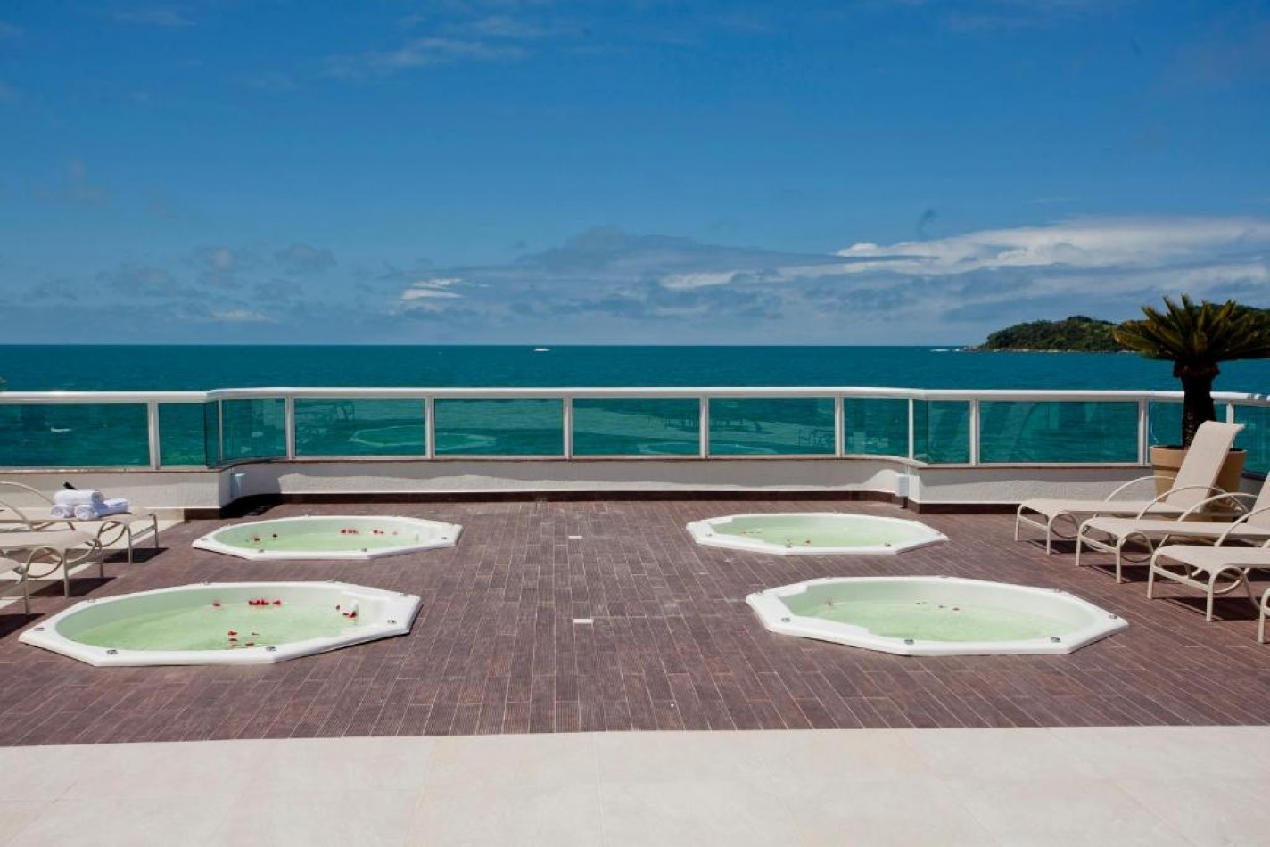 DEPTO DOS (02) DORMITORIOS, en Pousada Frente al Mar, con Desayuno.