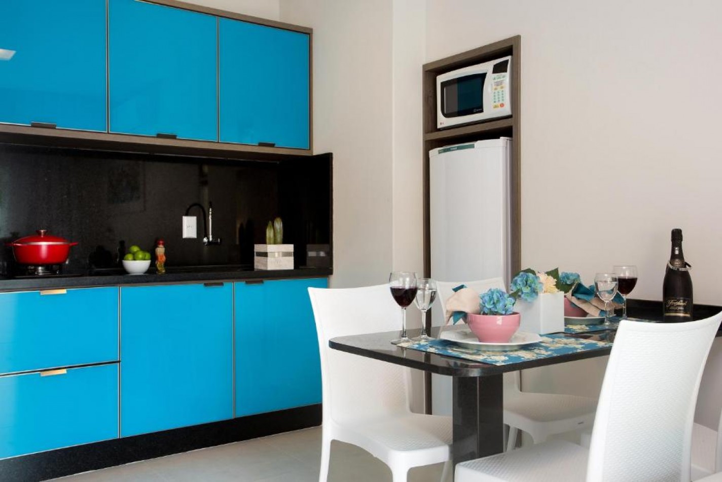 DEPTO DOS (02) DORMITORIOS, en Pousada Frente al Mar, con Desayuno.