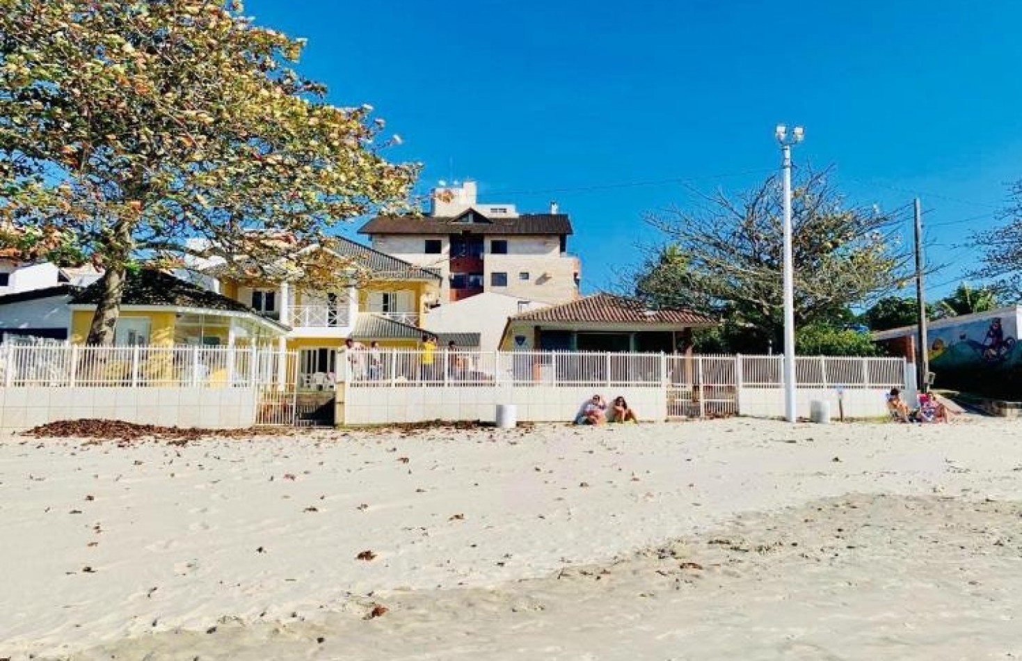 CASA FRENTE AL MAR- CUATRO (04) DORMITORIOS