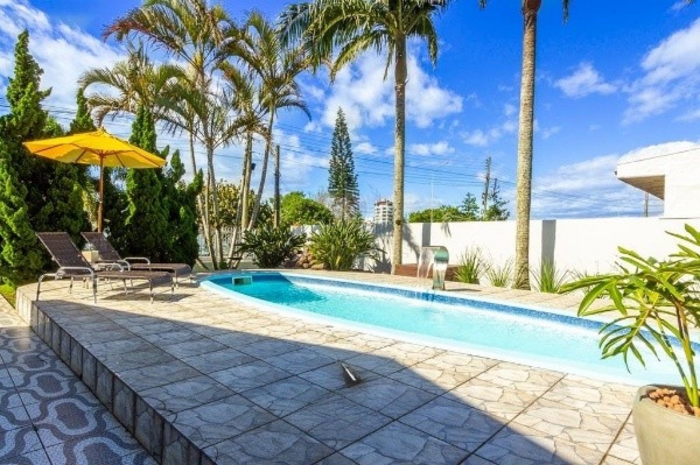CASA CUATRO (04) DORMITORIOS- CON PISCINA
